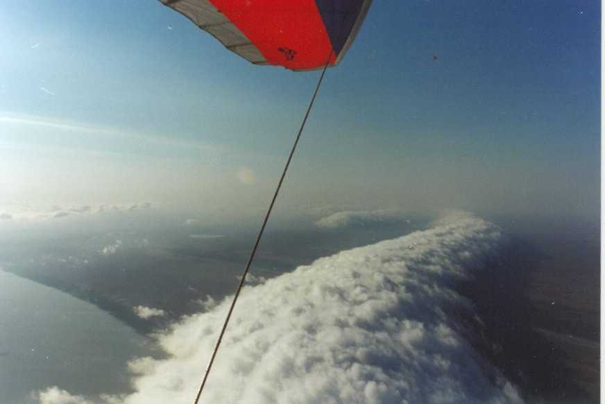 morning glory cloud hang gliding